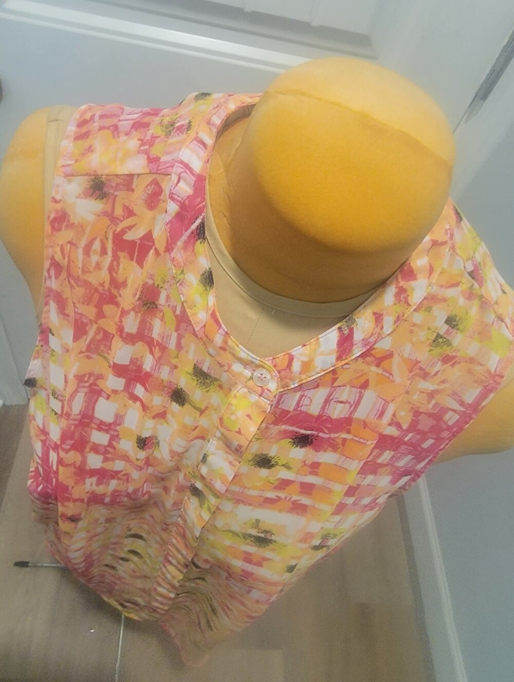 Apt. 9 Plus Size 3X Sheer Chiffon Sleeveless Button Down Blouse in Pinks, Yellow - Picture 5 of 10